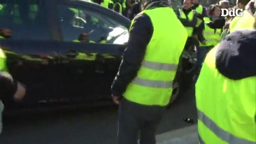 Els taxistes tallen la ronda Litoral a l'entrada de la Barceloneta i ataquen alguns VTC