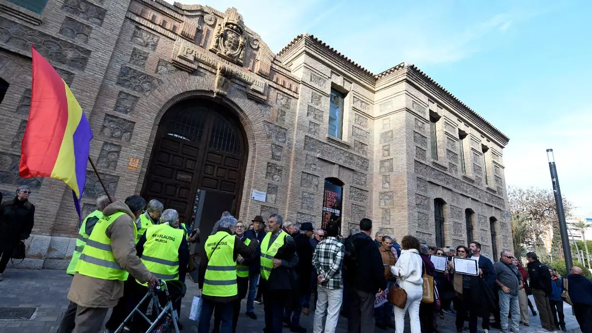 Concentración en la Cárcel Vieja de Murcia: "Los muros son historia, deben respetarse"
