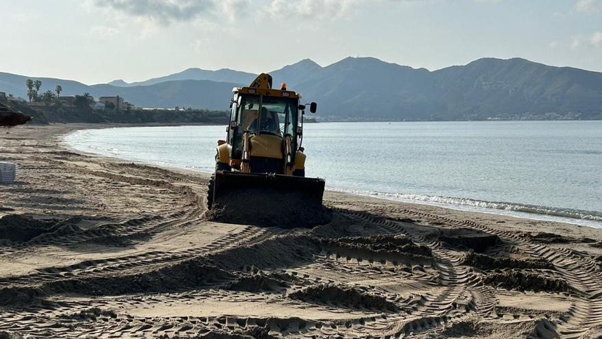 El Ayuntamiento trabaja en las playas de Cartagena para reparar los daños causados por las lluvias