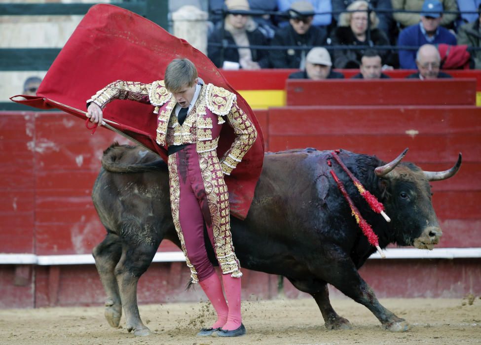 Corrida de toros de la Feria de Fallas con toros de Victoriano del Río-Toros de Cortés para Sebastián Castella, Miguel Ángel Perera y Román.