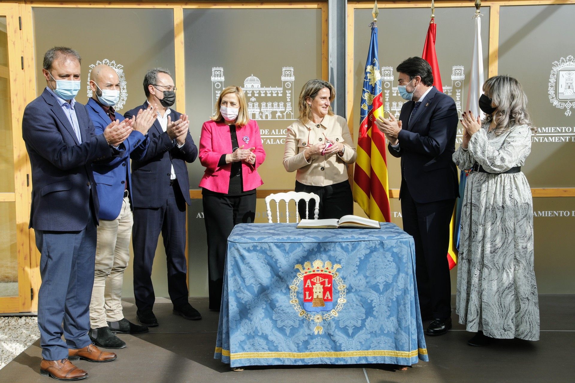 Teresa Ribera firma en el libro de honor del Ayuntamiento de Alicante