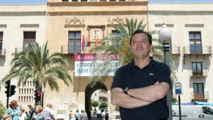 Jesús Ruiz Pareja, ayer, ante el Ayuntamiento de Elche.