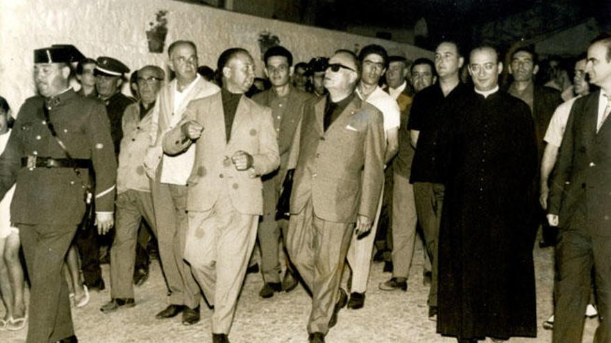 El alcalde, Antonio Pascual, en la inauguración de las escuelas de la calle Universidad de Málaga, en los años 60.