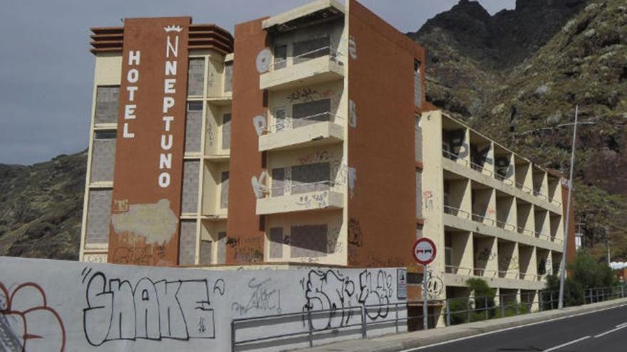 El Hotel Neptuno, en la carretera entre Bajamar y la Punta del Hidalgo.