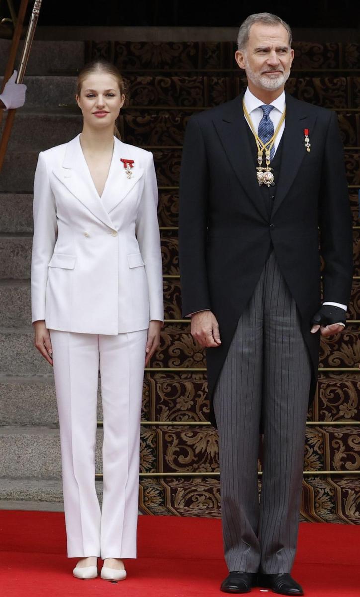La princesa Leonor junto al rey Felipe VI en su llegada al congreso