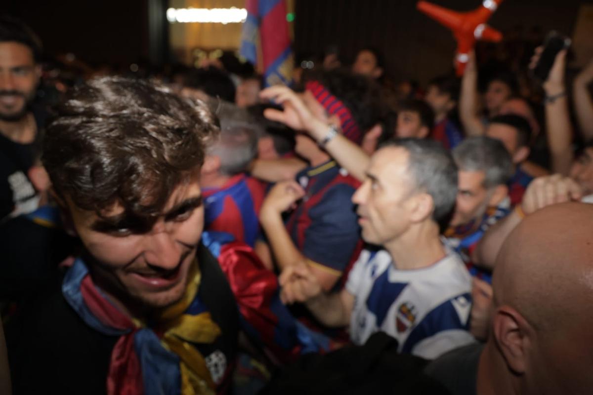 El Levante UD llega a València tras conseguir el ascenso en Burgos