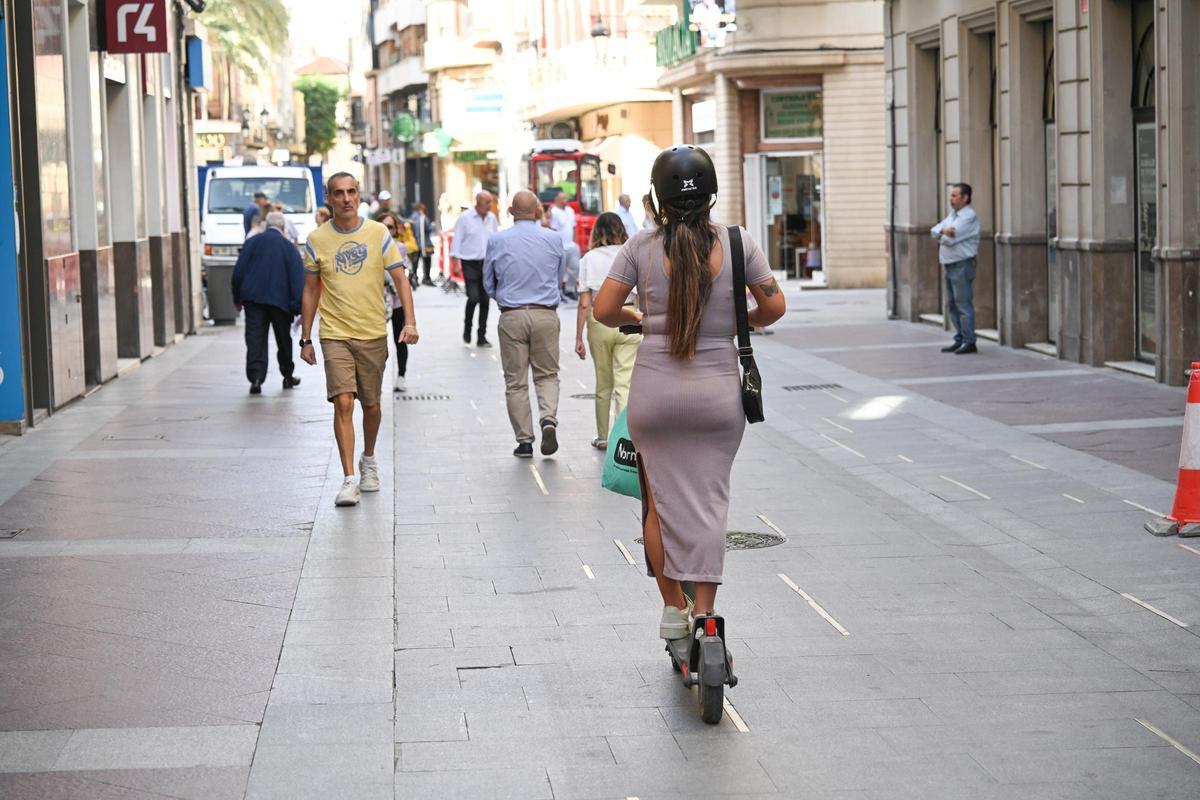 A partir del 1 de enero, en Elche no se permite circular con patinete por las calles peatonales