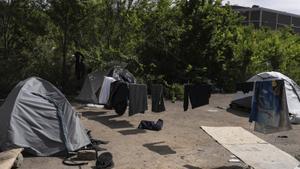 Unes 60 persones sense llar s’instal·len a dos solars de l’Hospitalet