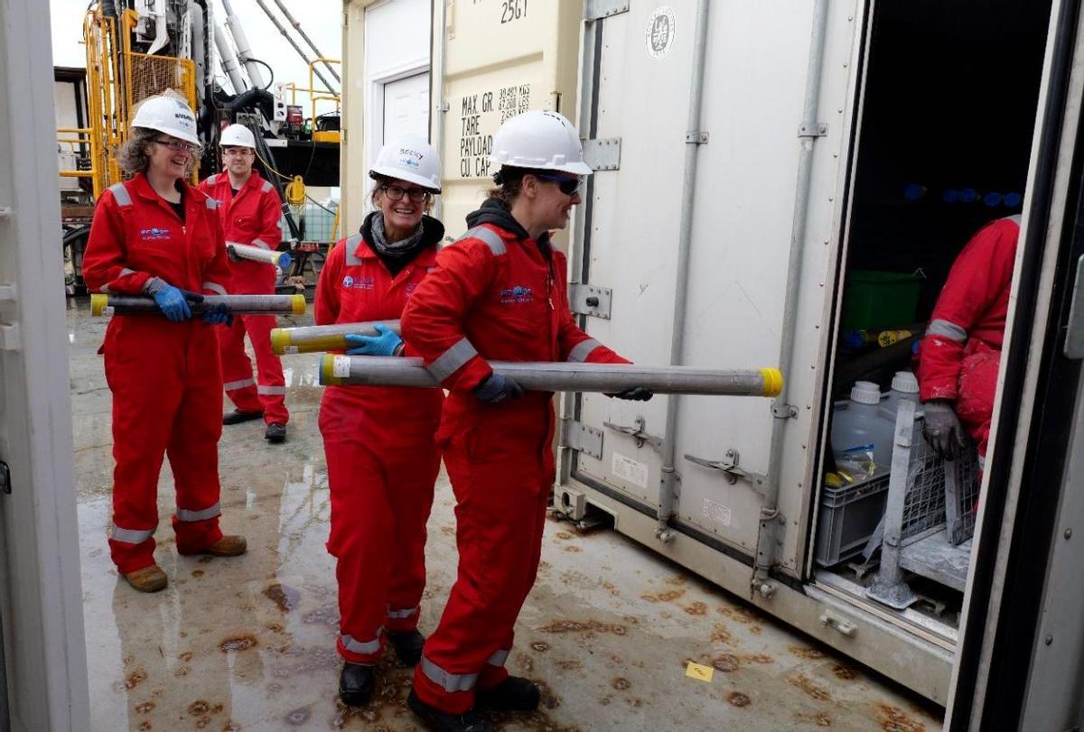 Miembros de la expedición, transportando muestras de agua