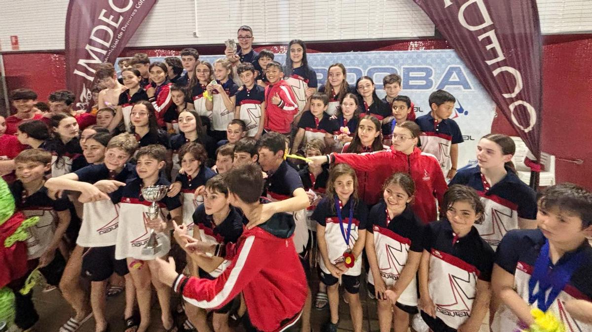 El Navial celebra la conquista del título en el Trofeo Ciudad de Córdoba de natación.