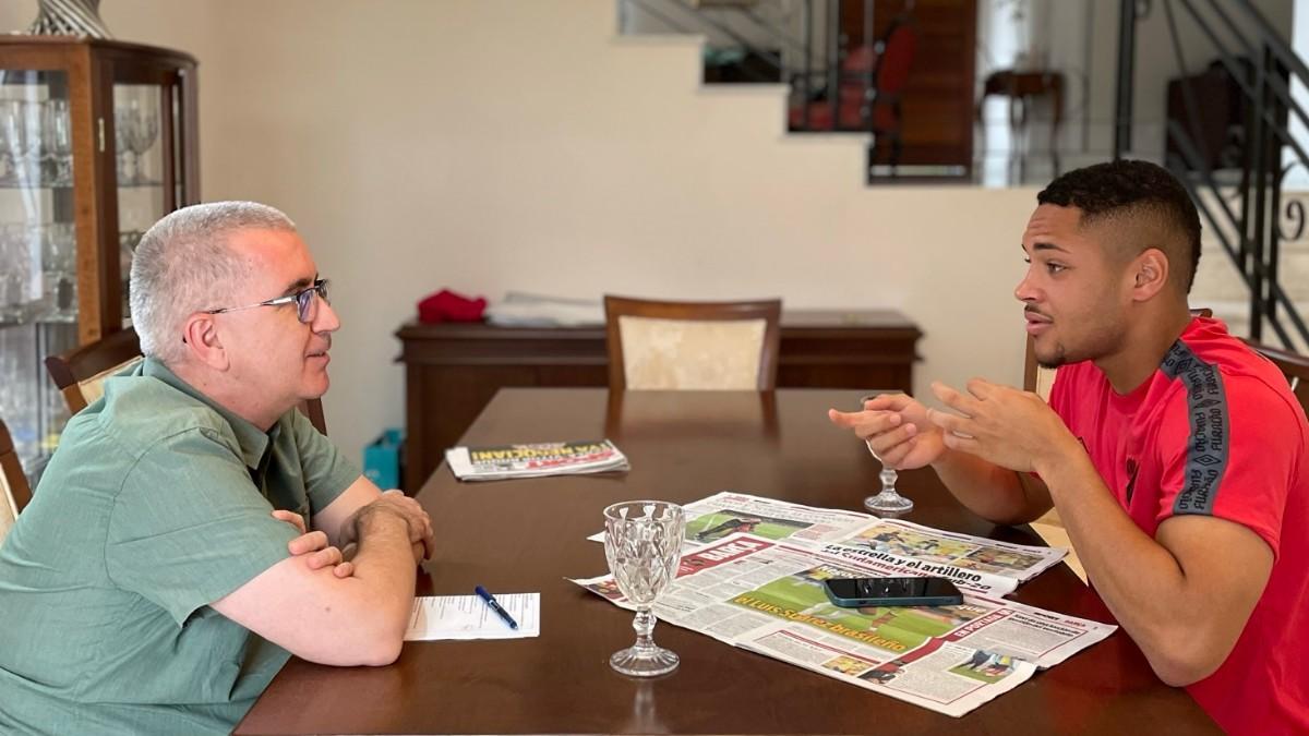 Vitor Roque y Joaquim Piera, durante la entrevista