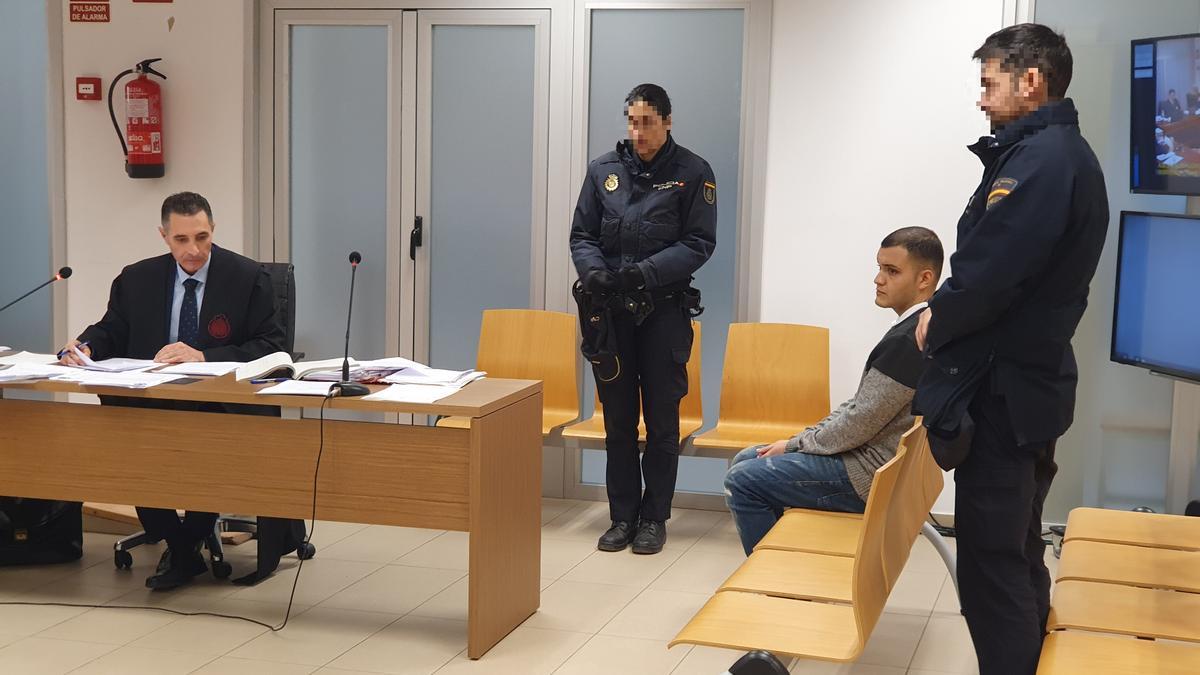 El acusado, custodiado por la Policía en el juicio que se celebra en Alicante.