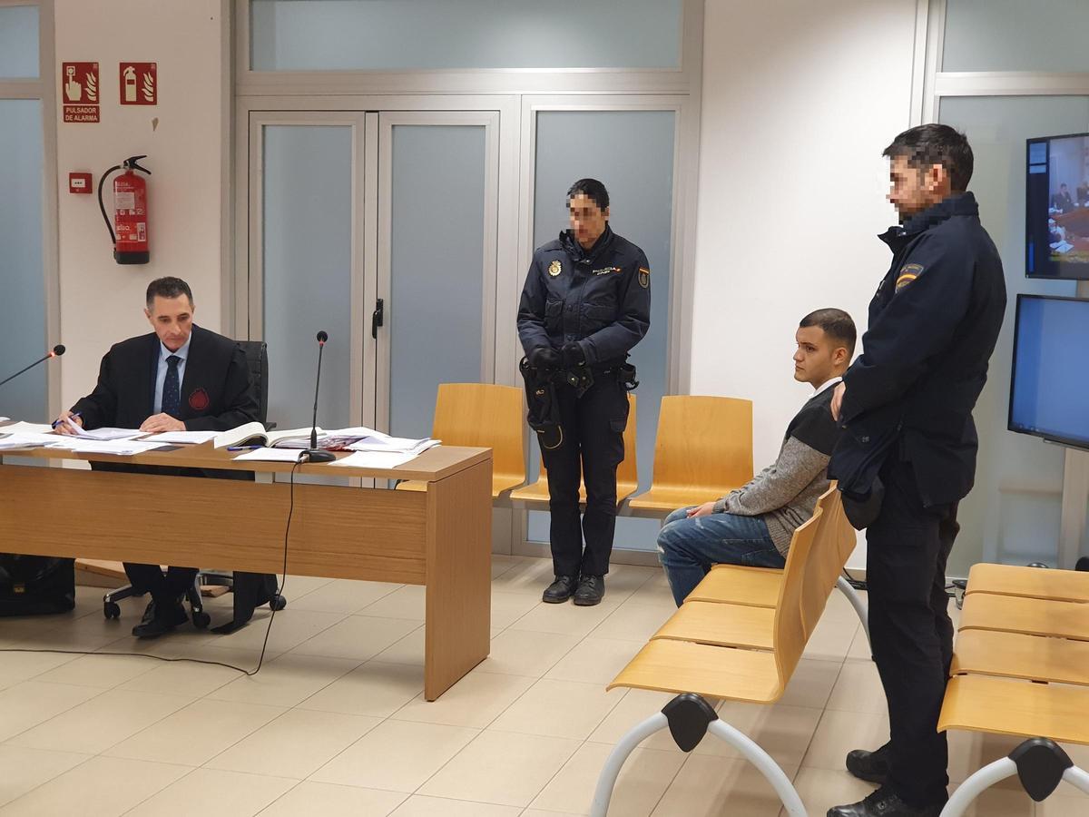 El acusado, custodiado por la Policía en el juicio que se celebra en Alicante.