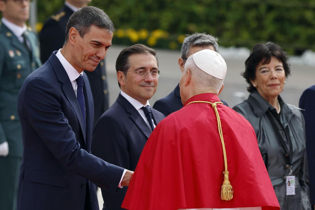 Pedro Sánchez y José Manuel Albares saludan al Papa