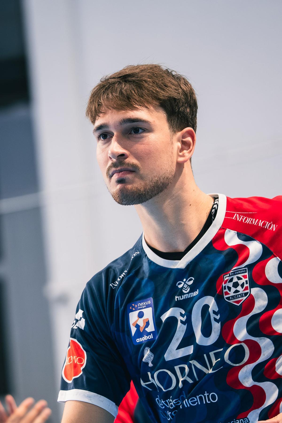 El pivote Julen Urruzola, con la camiseta del Horneo.