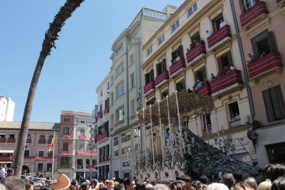 La cofradía de la Pollinica en la plaza de la Constitución.