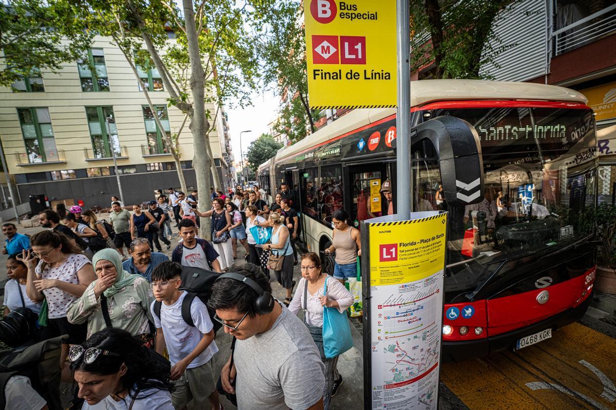 Decenas de usuarios del bus alternativo por el corte de la L1 del metro salen del vehículo tras llegar a plaza de Sants.
