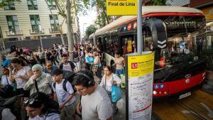 Decenas de usuarios del bus alternativo por el corte de la L1 del metro salen del vehículo tras llegar a plaza de Sants.
