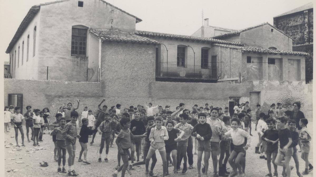 Un grupo de alumnos en el colegio Álvaro Esquerdo en una de las fotografías tomadas para el reportaje SOS Escolar, de Isidro Vidal, publicado en INFORMACIÓN el 26 de agosto de 1967.