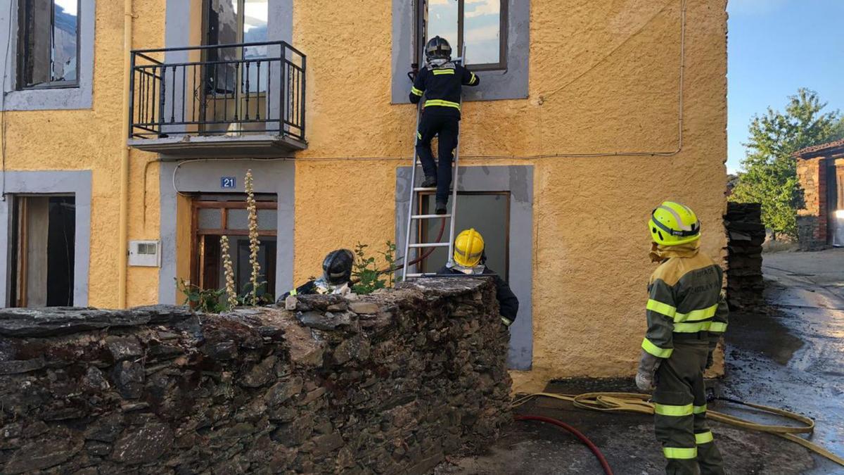 Los bomberos voluntarios durante una intervención. | Ch. S.