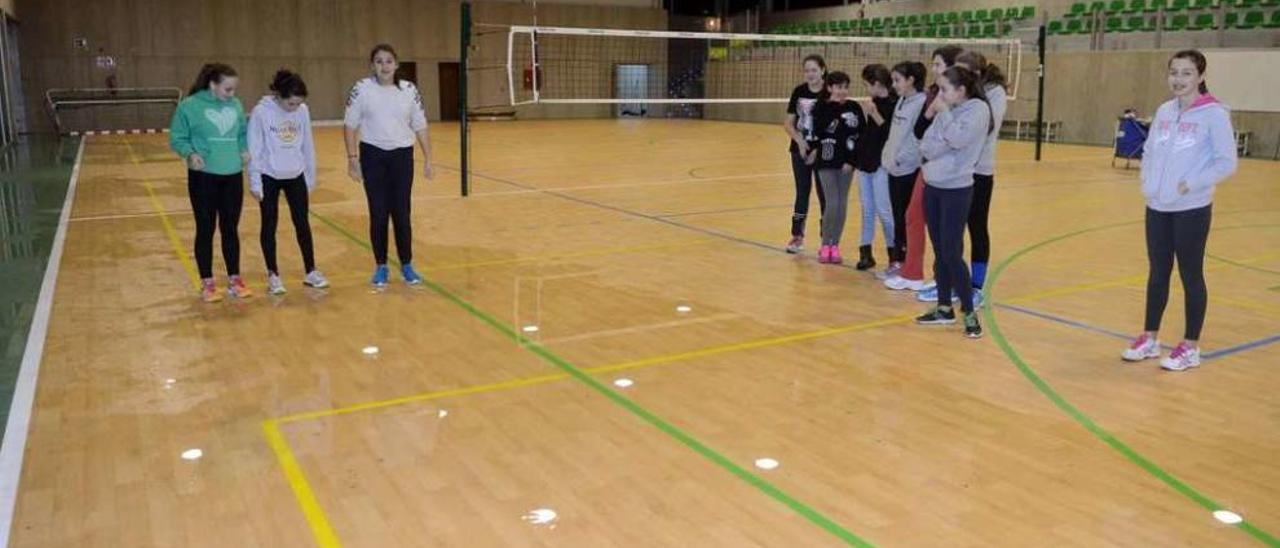 El interior del pabellón del Cabanillas se inundó tras una tromba de agua el martes. // Noé Parga