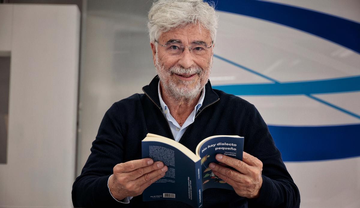 Humberto Hernández posa con su último libro.