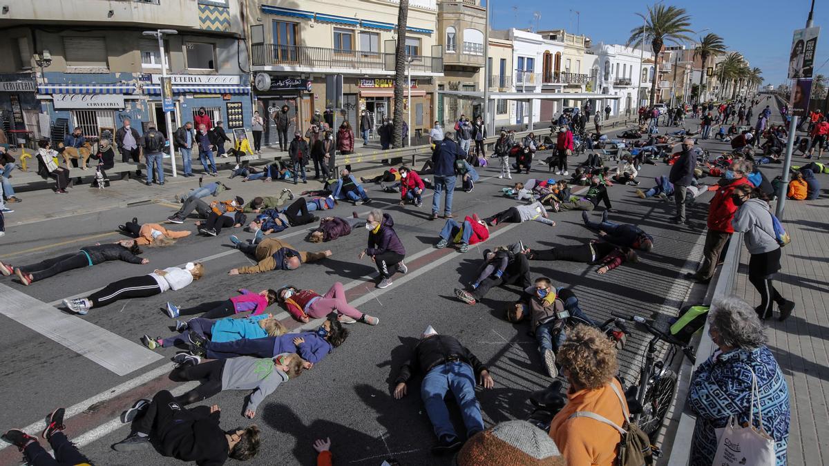 Corte de tráfico de vecinos de Premià de Mar reclamando pacificar la carretera, en enero.