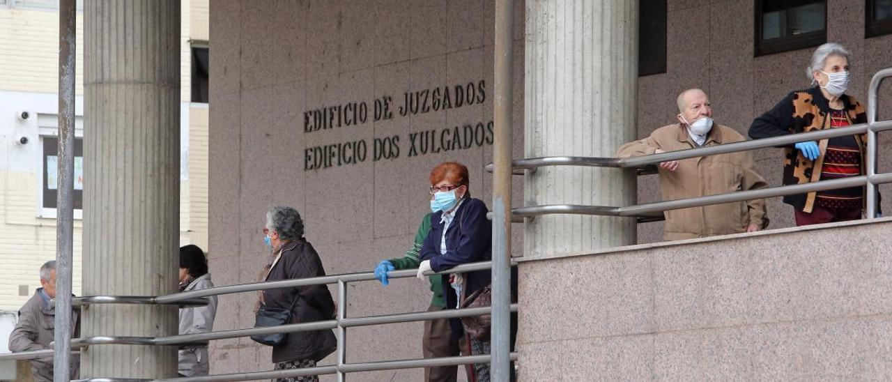 Acceso al edificio de los juzgados de Vigo. // Marta G. Brea