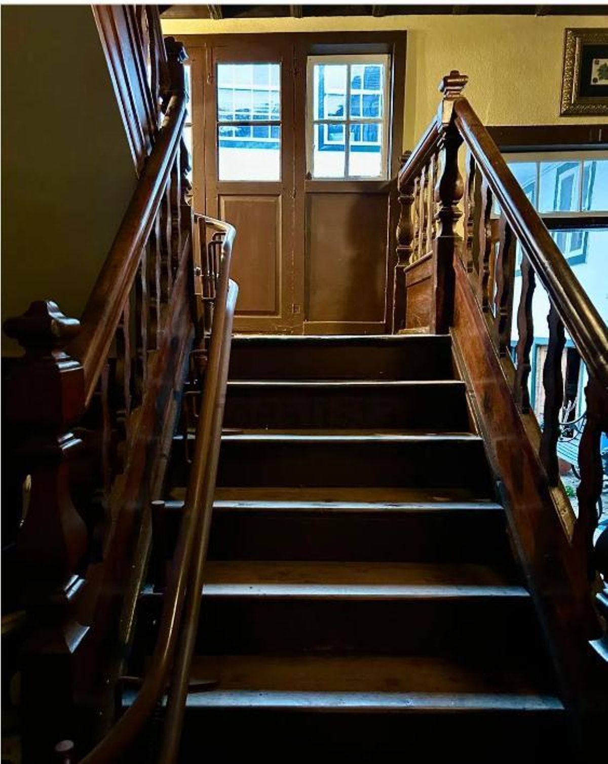 Escalera interior del inmueble