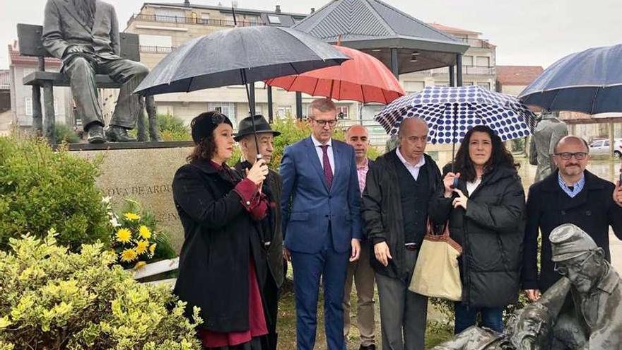 Un momento de la ofrenda floral ante la estatua de Valle. // Noé Parga