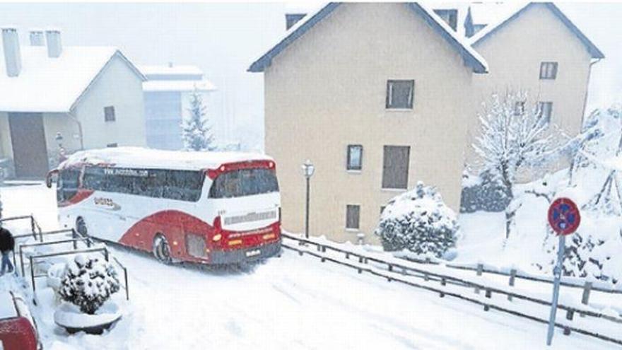 La nieve dificulta el tráfico en numerosos puntos de Aragón