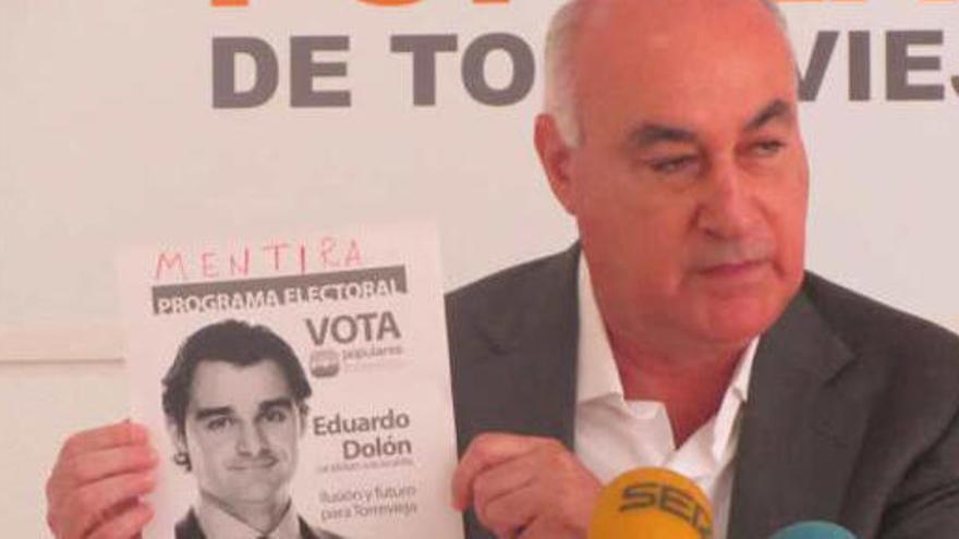 Domingo Soler muestra un cartel electoral de Eduardo Dolón.