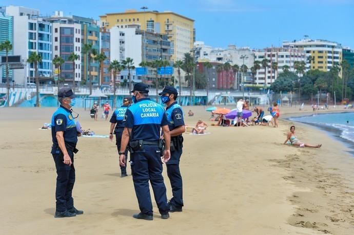 30-08-2020 LAS PALMAS DE GRAN CANARIA. Controles anti Covid. Agentes de la Policia Local en playa Alcaravaneras y Triana. Fotógrafo: ANDRES CRUZ  | 30/08/2020 | Fotógrafo: Andrés Cruz