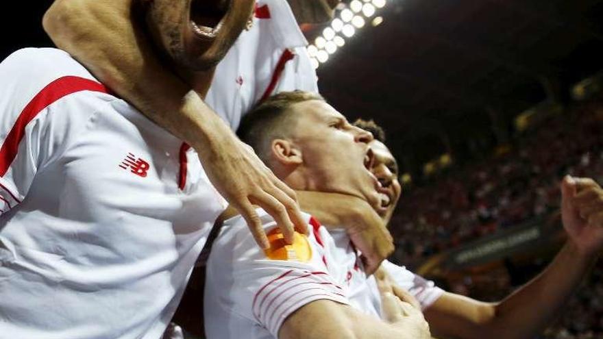 Los jugadores del Sevilla festejan el pase. // Efe