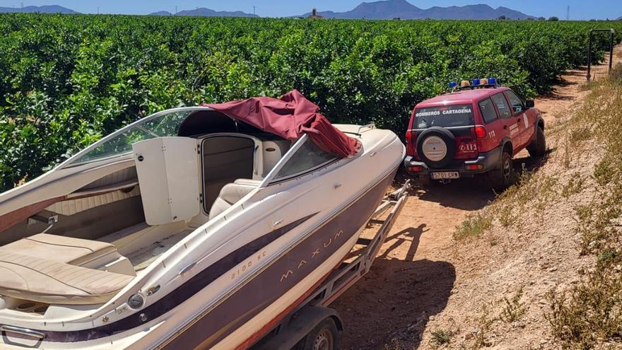 La Policía Local de Cartagena recupera un barco robado en Cabo de Palos oculto en un campo de limoneros