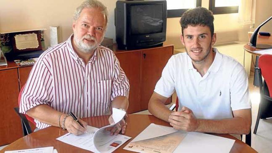 Utz Claassen y Damià Sabater, ayer durante la firma del contrato.