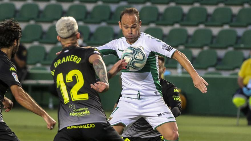 Nino se convierte en el primer futbolista de la historia que juega con más de 40 años con el Elche