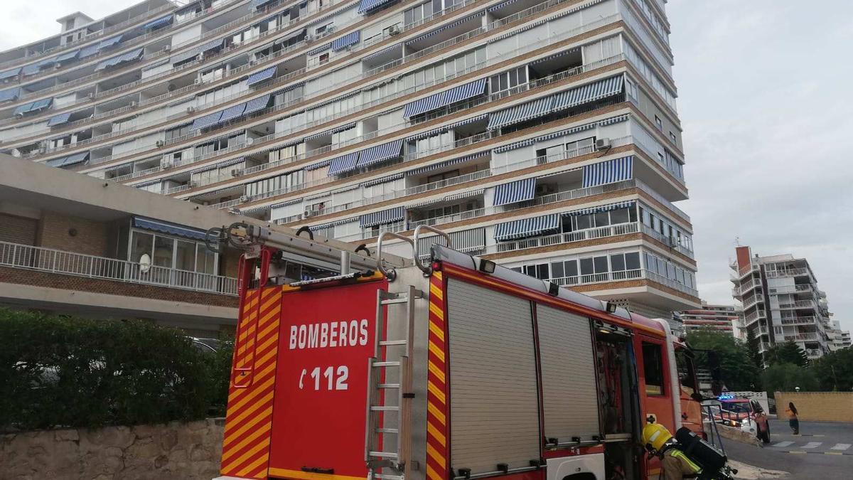 Bomberos en la urbanización donde se declaró el fuego.