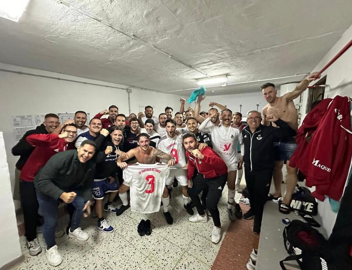 El equipo de fútbol en el vestuario tras un partido