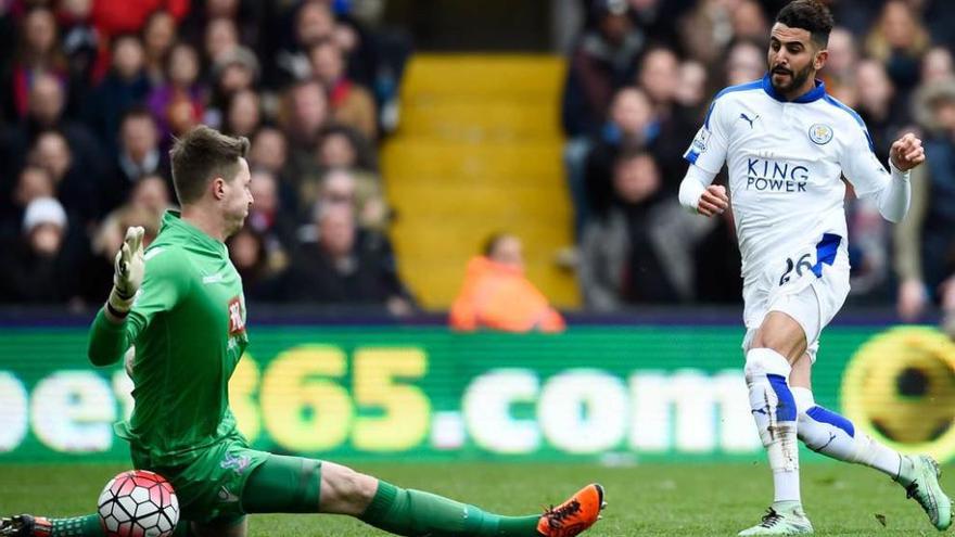 Mahrez supera al portero del Crystal Palace.