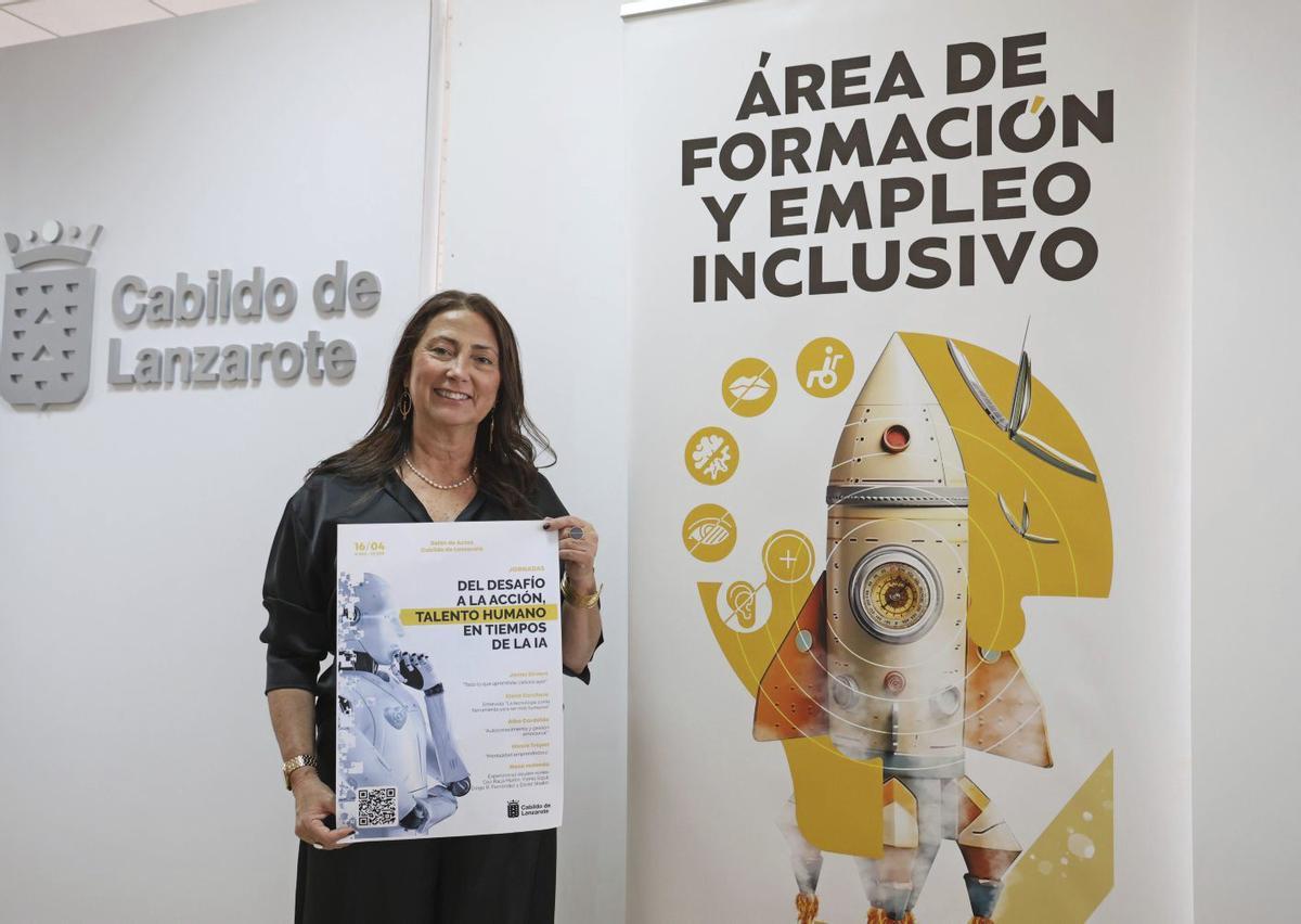 La consejera insular de Formación y Empleo, Ascensión Toledo, con el cartel  de las jornadas. |