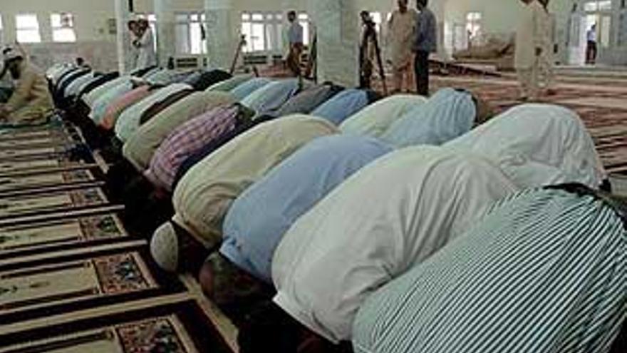 La policía carga contra cientos de estudiantes radicales en la Mezquita Roja de Islamabad