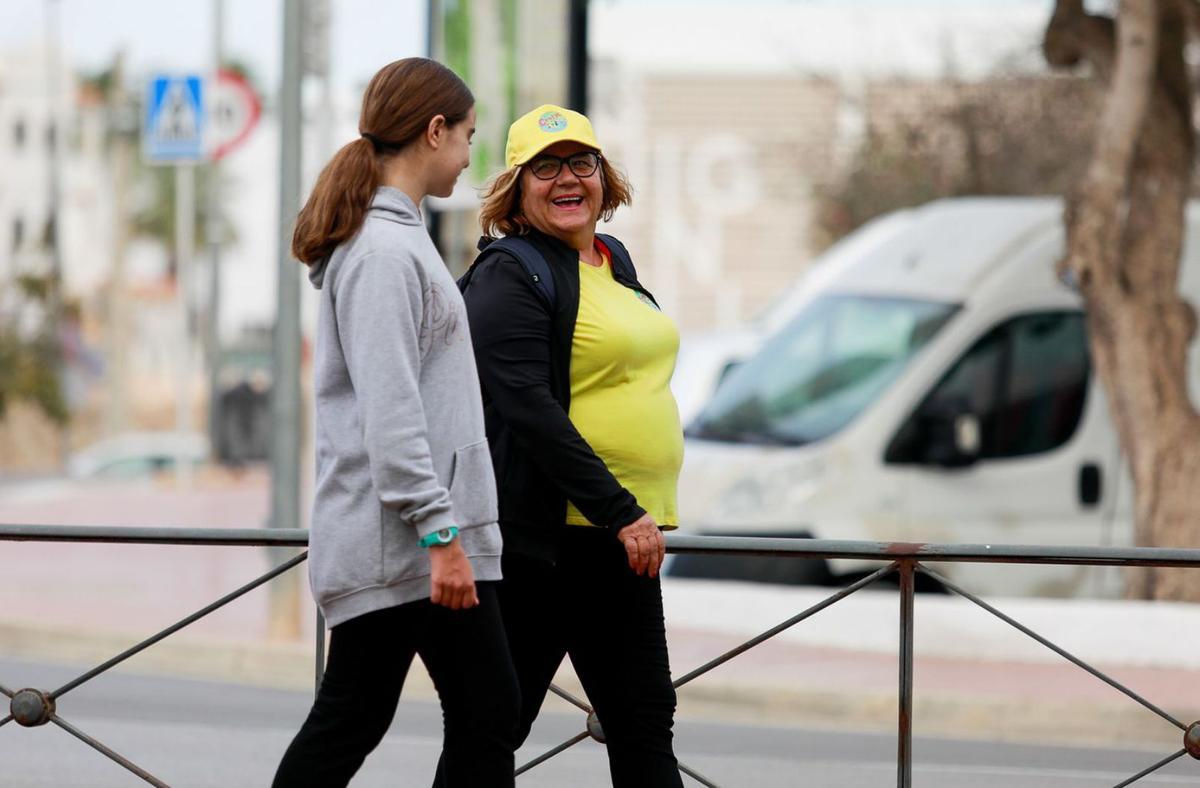 María Marí  y Naia Sancho, de charla durante el paseo. | T.E.