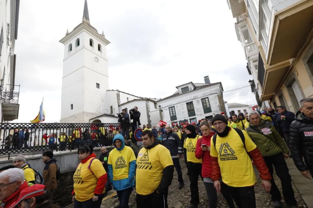 Los trabajadores de Alcoa de Asturias y Galicia se concentran en Vegadeo