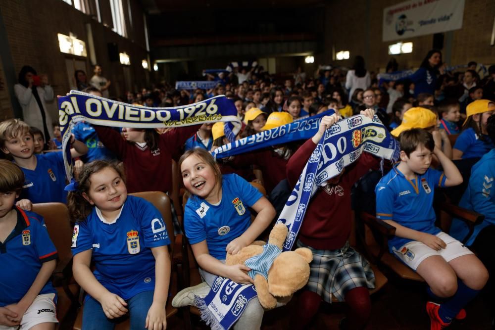 Koné y Josete visitan el colegio de las Dominicas en Oviedo