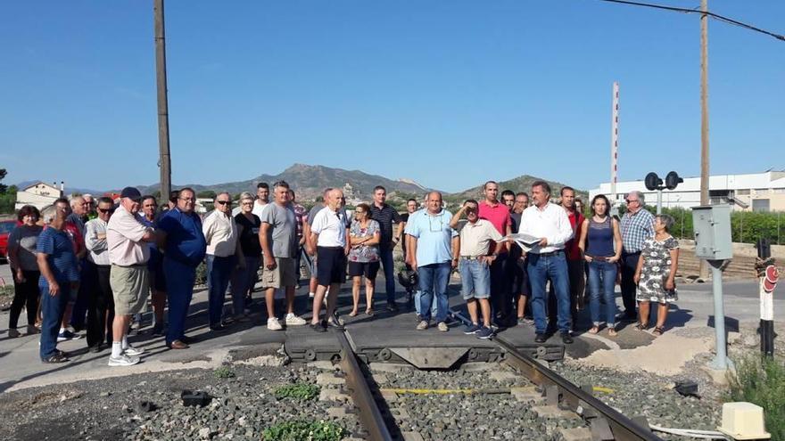 Protestas en 2018 de los vecinos de Villaespesa de Lorca para pedir pasos soterrados.