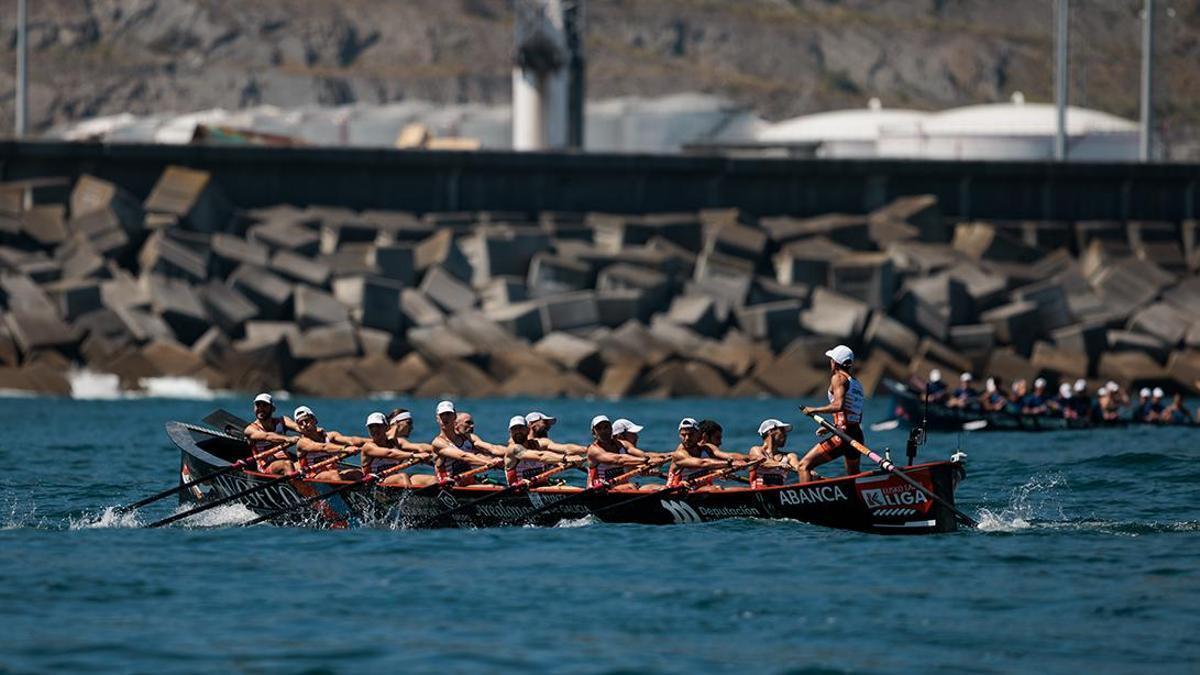 La Arealonga avanza frente al muelle del puerto de Zierbena en la primera prueba en mar abierto de esta temporada en la ACT.
