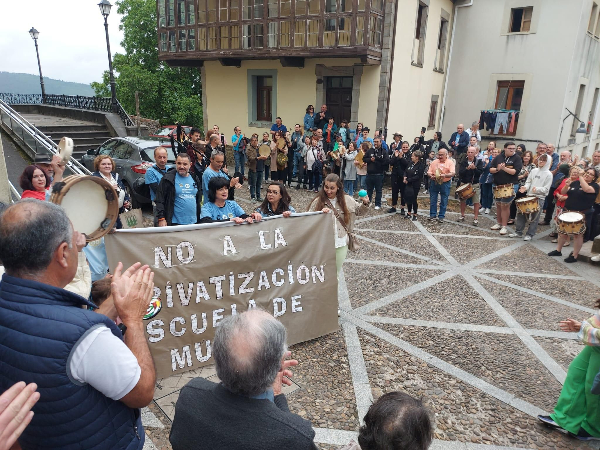 En imágenes: Así fue la manifestación contra el cierre de la Escuela de Música de Tineo