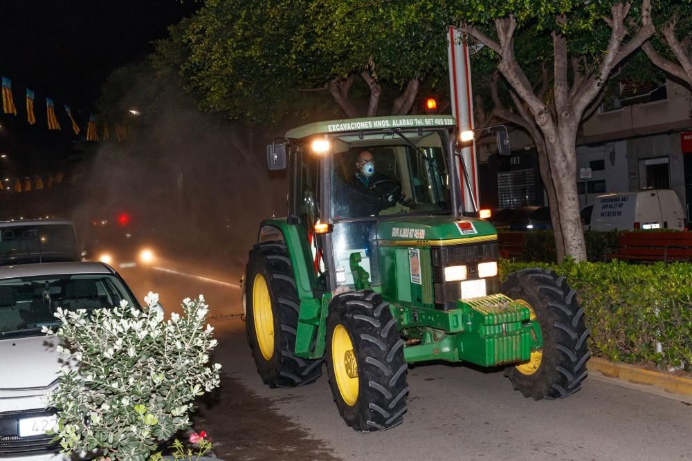 Un tractor pulveriza Mislata durante la noche