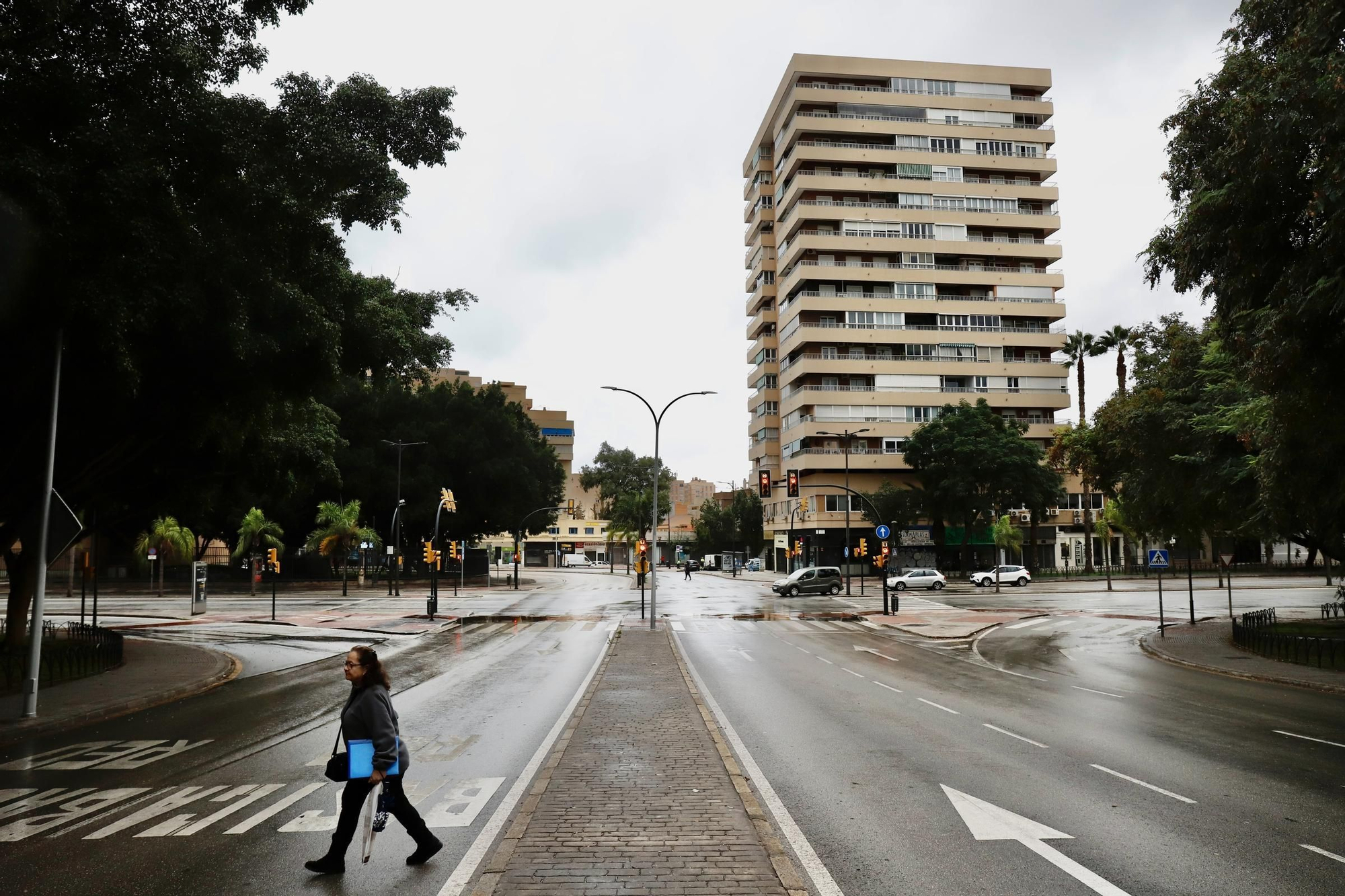 Las calles de Málaga, prácticamente vacías ante la alerta roja por fuertes lluvias